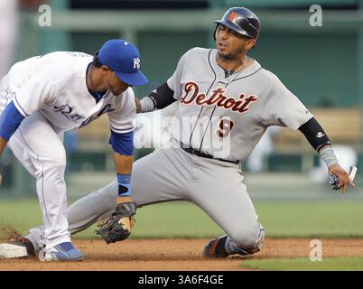 23 agosto 2008 - Carlos Guillen dei Detroit Tigers ruba il secondo posto prima della tag dall'interbase dei Kansas City Royals Mike Aviles su un pallone passato dal titolare dei Royals Kyle Davies nel quarto inning sabato 23 agosto 2008 al Kauffman Stadium di Kansas City, Missouri. (John Sleezer/Kansas City Star/MCT) (immagine di credito: © John Sleezer/MCT/ZUMAPRESS.com) Foto Stock