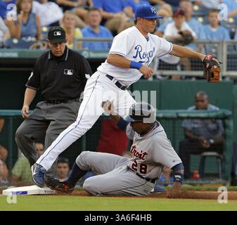 23 agosto 2008 - Mark Teahen, terza base dei Kansas City Royals, forza fuori Curtis Granderson dei Detroit Tigers al terzo posto su un singolo di Magglio Ordonez dei Tigers nel primo inning sabato 23 agosto 2008, al Kauffman Stadium di Kansas City, Missouri. (John Sleezer/Kansas City Star/MCT) (immagine di credito: © John Sleezer/MCT/ZUMAPRESS.com) Foto Stock