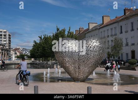 Troyes (Francia nord-orientale): Il cuore di Troyes (“le coeur de Troyes”), una scultura di Michèle e Thierry Kayo-Houël Foto Stock