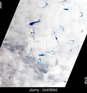 4 luglio 2010 - ogni primavera ed estate, mentre l'aria si riscalda e la luce del sole batte giù sulla calotta di ghiaccio della Groenlandia, gli stagni color zaffiro si innalzano come piscine. Quando neve e ghiaccio si sciolgono in cima ai ghiacciai, l'acqua scorre in canali e torrenti e si raccoglie in depressioni sulla superficie che sono talvolta visibili dallo spazio...campo glaciale, Groenlandia sud-occidentale - 04 luglio 2010..questi stagni e laghi sciolti a volte scompaiono rapidamente - un fenomeno che gli scienziati hanno osservato in prima persona negli ultimi anni. L'immagine a colori naturali è stata acquisita il 4 luglio 2010 dall'Advanced Land IMA Foto Stock