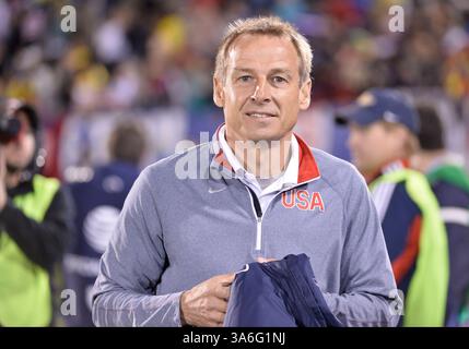 10 ottobre 2014 - East Hartford, USA - venerdì 10 ottobre 2014 - East Hartford, USA: Il capo-allenatore della nazionale maschile degli Stati Uniti JURGEN KLINSMANN guarda prima dell'inizio dell'amichevole tra Ecuador e USA al Rentschler Field di East Hartford, CT. Ecuador e Stati Uniti hanno giocato a un pareggio per 1-1. Bill Shettle/Zumawire (immagine di credito: © Bill Shettle/ZUMA Wire) Foto Stock