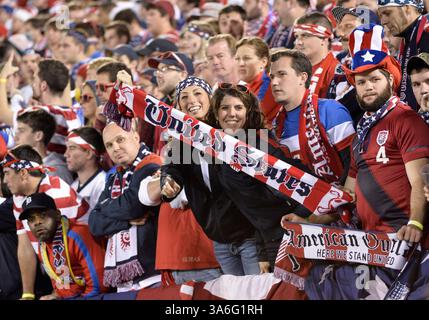 10 ottobre 2014 - East Hartford, Stati Uniti d'America - venerdì 10 ottobre 2014 - East Hartford, Stati Uniti: I tifosi degli USA American Outlaws tifo per la loro squadra durante il secondo tempo della partita amichevole tra Ecuador e USA al Rentschler Field di East Hartford, CT. Ecuador e Stati Uniti hanno giocato a un pareggio per 1-1. Bill Shettle/Zumawire (immagine di credito: © Bill Shettle/ZUMA Wire) Foto Stock