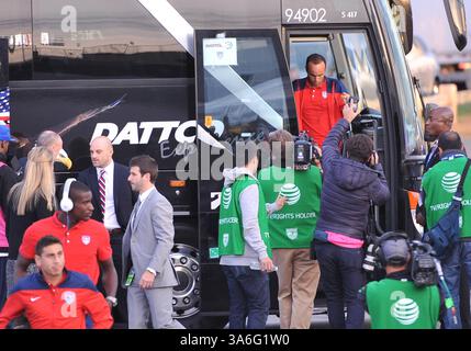 10 ottobre 2014 - East Hartford, Stati Uniti d'America - venerdì 10 ottobre 2014 - East Hartford, Stati Uniti d'America: Il centrocampista della nazionale maschile degli Stati Uniti LANDON DONOVAN (10) si prepara a scendere dall'autobus con i media che lo aspettano prima dell'inizio della partita amichevole di calcio tra Ecuador e USA al Rentschler Field di East Hartford, CT. Ecuador e Stati Uniti hanno giocato a un pareggio per 1-1. Bill Shettle/Zumawire (immagine di credito: © Bill Shettle/ZUMA Wire) Foto Stock