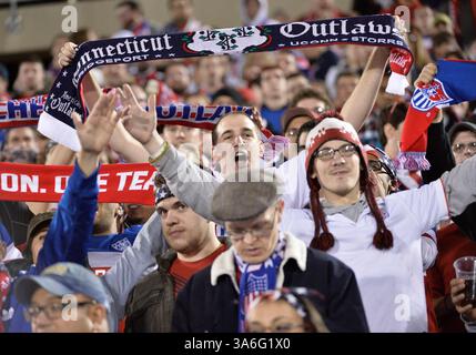 10 ottobre 2014 - East Hartford, Stati Uniti d'America - venerdì 10 ottobre 2014 - East Hartford, Stati Uniti: I tifosi degli USA American Outlaws tifo per la loro squadra durante il secondo tempo della partita amichevole tra Ecuador e USA al Rentschler Field di East Hartford, CT. Ecuador e Stati Uniti hanno giocato a un pareggio per 1-1. Bill Shettle/Zumawire (immagine di credito: © Bill Shettle/ZUMA Wire) Foto Stock