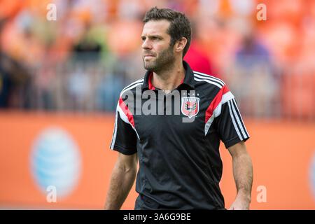 12 ottobre 2014 - Houston, Texas, U. Il capo-allenatore del D.C. United Ben Olsen entra in campo prima di una partita della MLS tra Houston Dynamo e DC United al BBVA Compass Stadium di Houston, Texas, il 12 ottobre 2014. (Immagine di credito: © Trask Smith/ZUMA Wire) Foto Stock