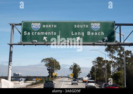 La rampa della superstrada di Los Angeles indica la superstrada di Santa Monica 10 e lo svincolo della superstrada di San Diego 405. Foto Stock
