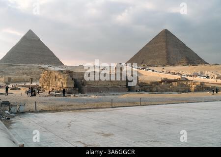 Ammira la spettacolare e maestosa vista delle grandi Piramidi di Giza sotto cieli nuvolosi Foto Stock