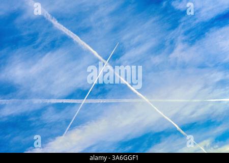 Tre aerei a reazione contrappongono l'attraversamento per formare una "A" contro un cielo blu - Francia centrale. Foto Stock