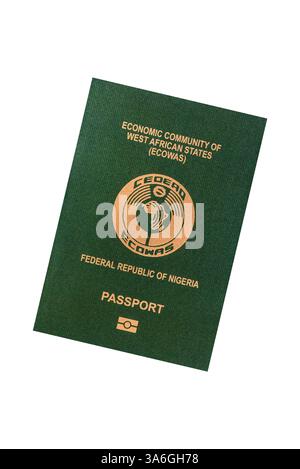 Passaporto internazionale di un cittadino della Nigeria su una valigia, partenza dall'aeroporto, viaggio internazionale Foto Stock