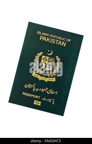 Passaporto internazionale di un cittadino pakistano su una valigia, partenza dall'aeroporto, viaggio internazionale Foto Stock