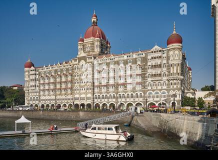 Navi locali di fronte al famoso hotel Taj Mahal Palace al porto di Mumbai, Bombay, India, Asia Foto Stock