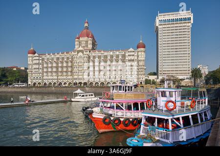 Navi locali di fronte al famoso hotel Taj Mahal Palace al porto di Mumbai, Bombay, India, Asia Foto Stock