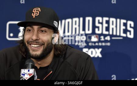 22 ottobre 2014 - Kansas City, MO, USA - Michael Morse dei San Francisco Giants risponde alle domande dei giornalisti prima di gara 2 delle World Series contro i Kansas City Royals al Kauffman Stadium di Kansas City, Mo., mercoledì 22 ottobre 2014. (Immagine di credito: © John Sleezer/TNS/ZUMA Wire) Foto Stock
