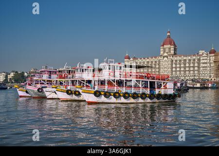 Navi locali di fronte al famoso hotel Taj Mahal Palace al porto di Mumbai, Bombay, India, Asia Foto Stock