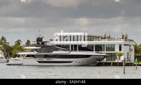 Fort Lauderdale, Florida, USA - 2 dicembre 2023: Super yacht Janus Navem ormeggiato fuori da una casa di lusso con molo privato sul lungomare Foto Stock