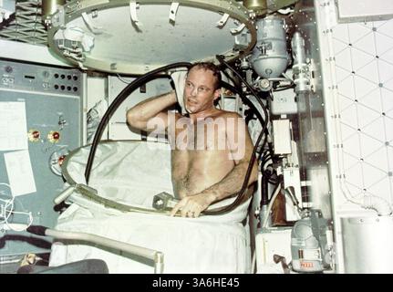 5 dicembre 2014 - doccia su Skylab. Una vista ravvicinata dell'astronauta Jack R. Lousma, pilota di Skylab 3 che fa un bagno caldo nei quartieri dell'equipaggio dell'Orbital Workshop (OWS) dell'ammasso di stazioni spaziali Skylab a Earth Orbit. Questa foto è stata scattata con una fotocamera Nikon portatile da 35 mm. Gli astronauti Lousma, Alan Bean e Owen K. Garriott rimasero all'interno della stazione spaziale Skylab in orbita per 59 giorni conducendo numerosi espiori medici, scientifici e tecnologici. La tenda della doccia viene tirata verso l'alto dal pavimento e attaccata al soffitto. L'acqua passa attraverso un push-bu Foto Stock