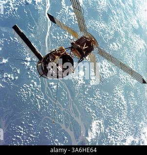5 dicembre 2014 - primo piano su Skylab 3. Vista ravvicinata della stazione spaziale Skylab fotografata su uno sfondo terrestre dal modulo di comando/servizio Skylab 3 durante le manovre di mantenimento della stazione prima dell'attracco. L'area Ilba grande de Gurupa del Rio delle Amazzoni Vally del Brasile può essere vista qui sotto. A bordo del modulo di comando c'erano gli astronauti Alan L. Bean, Owen K. Garriott e Jack R. Lousma, che rimasero con la stazione spaziale Skylab in orbita terrestre per 59 giorni. Questa foto è stata scattata con una fotocamera Hasselblad portatile da 70 mm con un obiettivo da 100 mm e una pellicola SO-368 Ektachrome a media velocità. Prendere nota di quanto segue Foto Stock