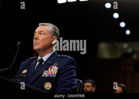 Il tenente generale Jeffrey Kruse, direttore della Defense Intelligence Agency, testimonia durante un'audizione del Comitato di Intelligence del Senato presso l'Hart Senate Office Building a Washington DC martedì 25 marzo 2025. Tulsi Gabbard e il direttore della CIA John Ratcliffe furono tra i membri di una chat di gruppo Signal che discusse dei piani di guerra che inavvertitamente includevano il caporedattore della rivista Atlantic. (Foto di Aaron Schwartz/Sipa USA) credito: SIPA USA/Alamy Live News Foto Stock