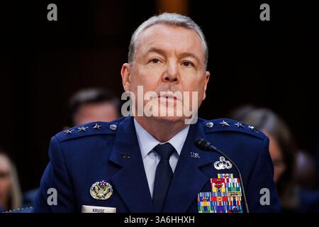 Il tenente generale Jeffrey Kruse, direttore della Defense Intelligence Agency, testimonia durante un'audizione del Comitato di Intelligence del Senato presso l'Hart Senate Office Building a Washington DC martedì 25 marzo 2025. Tulsi Gabbard e il direttore della CIA John Ratcliffe furono tra i membri di una chat di gruppo Signal che discusse dei piani di guerra che inavvertitamente includevano il caporedattore della rivista Atlantic. (Foto di Aaron Schwartz/Sipa USA) credito: SIPA USA/Alamy Live News Foto Stock