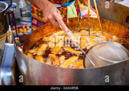 Delizioso mercato asiatico di Street food con piatti da asporto, preparando plantain Foto Stock