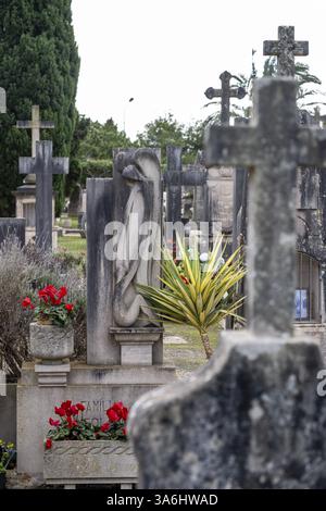 Scultura moderna, cimitero, Santanyi, Maiorca, Isole Baleari, Spagna, Europa Foto Stock