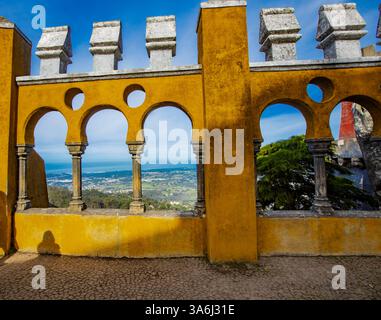 Accogliendo i visitatori con le sue splendide pareti gialle e i dettagli ornamentali, il Palazzo Nazionale di pena a Sintra, Portogallo, offre vedute mozzafiato del Foto Stock