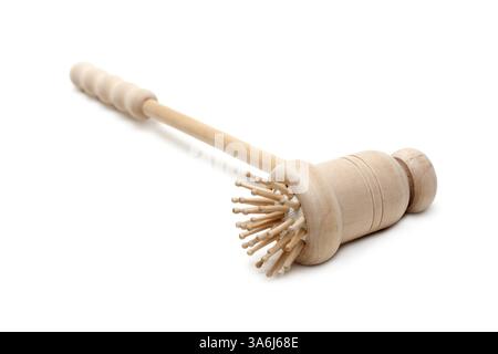 Massaggiatore in legno con manico sottile isolato su sfondo bianco Foto Stock