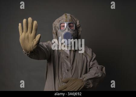 Soldato in una tuta protettiva con una maschera antigas durante un'esercitazione di disastro Foto Stock