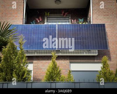 Centrale elettrica con balcone su una casa a Duesseldorf, Germania, Europa Foto Stock