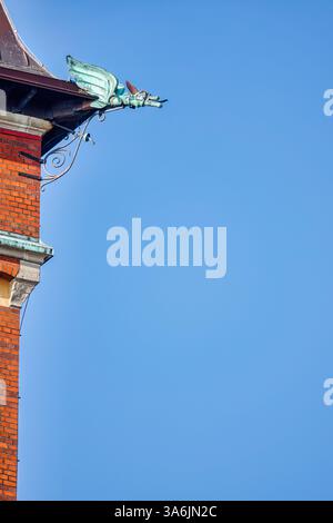 Dettaglio ravvicinato di uno dei gargoyle di rame che decorano la torre dell'orologio dell'edificio del municipio in stile neogotico a Helsingborg, Svezia. Foto Stock