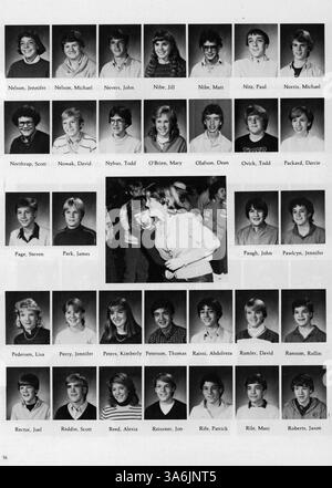The 1984 South View Jr. High Yearbook cattura i momenti salienti dell'anno, tra cui sport, performance accademiche, club studenteschi, coinvolgimento della facoltà, e gli eventi scolastici. Foto Stock