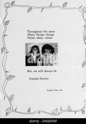 Questa suite Junior con vista sud 1984 High Yearbook evidenzia i risultati accademici, atletici ed extracurriculari dell'anno scolastico 1983-1984. Documenta la partecipazione di studenti, insegnanti e squadre sportive a vari eventi e attività scolastiche. Foto Stock