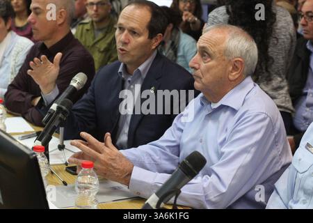 7 gennaio 2015 - Gerusalemme, ISR - il sindaco di Gerusalemme Nir Barkat, centro, parla con il ministro della pubblica sicurezza Yitzhak Aharonovitch, giusto, a un comunicato stampa mercoledì mattina, 7 gennaio 2015. Si trova in una stanza sotterranea dove le 400 telecamere di sorveglianza della città, di solito addestrate sui punti di infiammabilità degli scontri israelo-palestinesi, stanno ora aiutando a identificare gli alberi caduti e altri problemi legati alle tempeste. (Immagine di credito: © Daniella Cheslow/TNS/ZUMA Wire) Foto Stock