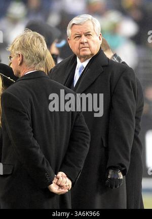 10 gennaio 2015 - Seattle, WA, USA - il proprietario dei Carolina Panthers Jerry Richardson sul campo mentre la sua squadra si scalda prima di giocare i Seattle Seahawks nel Divisional playoff della NFC al CenturyLink Field di Seattle sabato 10 gennaio 2015. (Immagine di credito: © David T. Foster/TNS/ZUMA Wire) Foto Stock