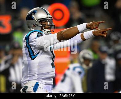 10 gennaio 2015 - Seattle, WA, USA - il quarterback dei Carolina Panthers Cam Newton (1) dirige l'attacco della squadra contro i Seattle Seahawks durante il primo quarto nel Divisional playoff della NFC al CenturyLink Field di Seattle sabato 10 gennaio 2015. (Immagine di credito: © Jeff Siner/TNS/ZUMA Wire) Foto Stock