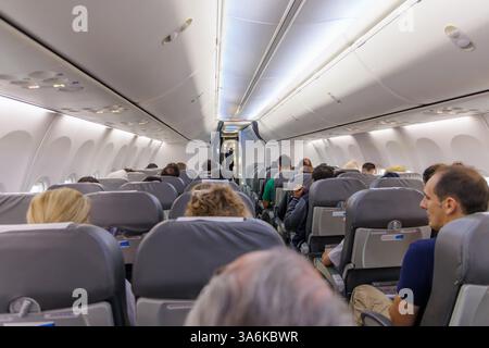 Buenos Aires, Argentina - 10 gennaio 2025: Passeggeri a bordo di un aereo. Foto Stock