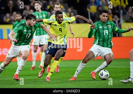 Stoccolma, Sverige. 25 marzo 2025. STOCCOLMA, SVERIGE 20250325Alexander Isak (C) svedese attacca Paddy McNair e Shea Charles dell'Irlanda del Nord durante una partita amichevole di calcio internazionale tra Svezia e Irlanda del Nord alla Strawberry Arena di Stoccolma, Svezia, il 25 marzo 2025. Foto: Fredrik Sandberg/TT/code 10080 credito: TT News Agency/Alamy Live News Foto Stock