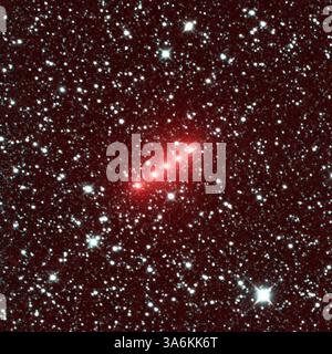 Cometa retrogrado NEOWISE (C/2020 F3) scoperta dalla NASA il 27 marzo 2020. Passando dalla Terra durante 6.766 anni di viaggio orbitale. 16 gennaio 2015 - Space - Comet C/2014 Q2 (Lovejoy) è una delle più di 32 comete fotografate dalla missione NEOWISE della NASA dal dicembre 2013 al dicembre 2014. Questa immagine della cometa Lovejoy combina una serie di osservazioni fatte nel novembre 2013, quando la cometa Lovejoy era a 1,7 unità astronomiche dal sole. (Un'unità astronomica è la distanza tra la Terra e il sole.) L'immagine si estende per mezzo grado. Mostra che la cometa si muove principalmente verso ovest e leggermente verso sud. (Il nord è di 26 gradi Foto Stock