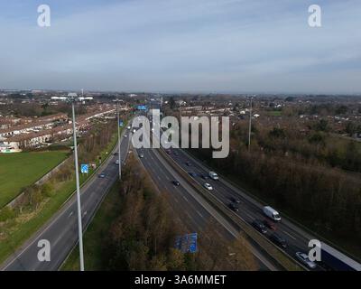 Dublino, Irlanda - 20 marzo 2025 - immagine aerea della M50 rivolta verso nord allo svincolo 12 con traffico mattutino a South Dublin, Irlanda Foto Stock