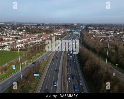 Dublino, Irlanda - 20 marzo 2025 - immagine aerea della M50 rivolta verso nord allo svincolo 12 con traffico mattutino a South Dublin, Irlanda Foto Stock