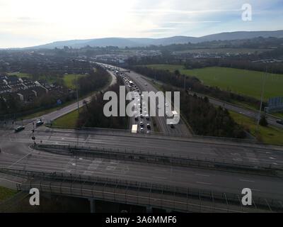 Dublino, Irlanda - 20 marzo 2025 - immagine aerea della M50 rivolta verso sud allo svincolo 12 con traffico mattutino a South Dublin, Irlanda Foto Stock