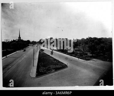 Questa vista storica mostra l'intersezione tra Hennepin e Lyndale Avenues, con il tetto della casa Lowry/Walker visibile a destra, in seguito sede del Walker Art Center. Foto Stock