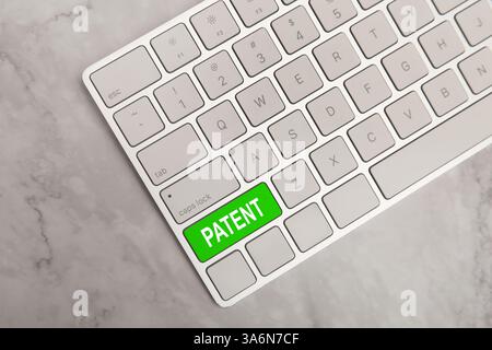 Licenza. Tastiera del computer con parola Patent sul pulsante verde, vista dall'alto Foto Stock