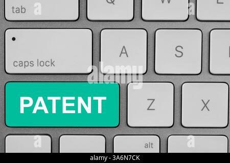 Licenza. Tastiera per computer con parola brevetto sul pulsante turchese, primo piano Foto Stock