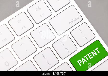 Licenza. Tastiera del computer con parola Patent sul tasto verde, primo piano Foto Stock