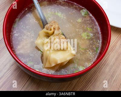 La tradizionale zuppa cinese di wonton è un'abbondante prima portata fatta con fontane ripiene di maiale macinato Foto Stock