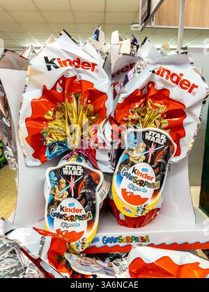 Italia - 25 marzo 2025: Kinder GranSorpresa Dark Star Wars - Kinder Ferrero uovo di Pasqua gigante con sorpresa di Star Wars in vendita nel supermercato italiano Foto Stock