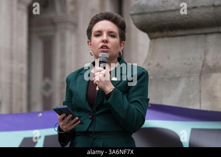 Londra, Regno Unito. 25 marzo 2025. Carla Denyer, co-leader del Partito Verde d’Inghilterra e Galles, parla ad una manifestazione fuori dal Tesoro che chiede alla Cancelliera dello Scacchiere, Rachel Reeves, di aumentare le tasse sui più ricchi al fine di finanziare i servizi pubblici per affrontare la crescente disuguaglianza in vista dell’annuncio di bilancio di primavera del governo di domani. Crediti: Wiktor Szymanowicz/Alamy Live News Foto Stock