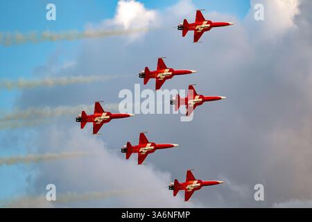 Patrouille Suisse formazione di volo di squadra acrobatica con i caccia Northrop F-5E Tiger II. Sanicole, Belgio - 10 settembre 2021 Foto Stock