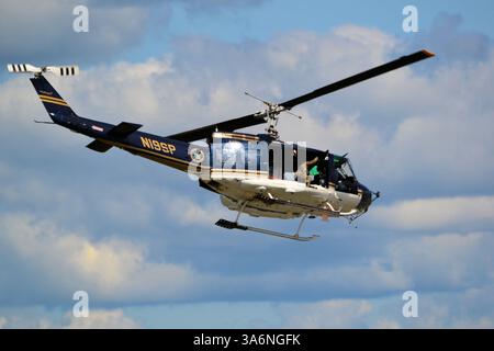 Bell UH-1H Huey II, polizia di stato di New York, in volo al NY International Air Show Foto Stock